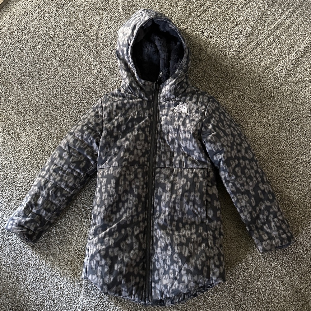 MINT CONDITION GIRLS NORTH FACE REVERSIBLE JACKET.